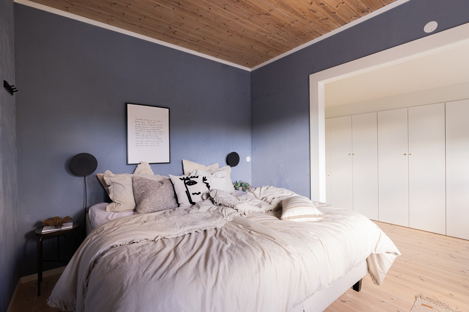 Soverommet har godt med lagringsplass i garderobeskap Galleribilde