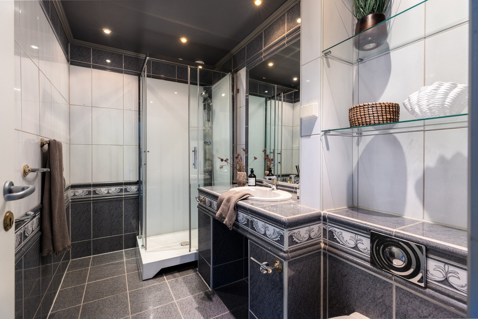 Lekkert baderom i andre etasje fra 1992 med plassbygget flislagt innredning Galleribilde