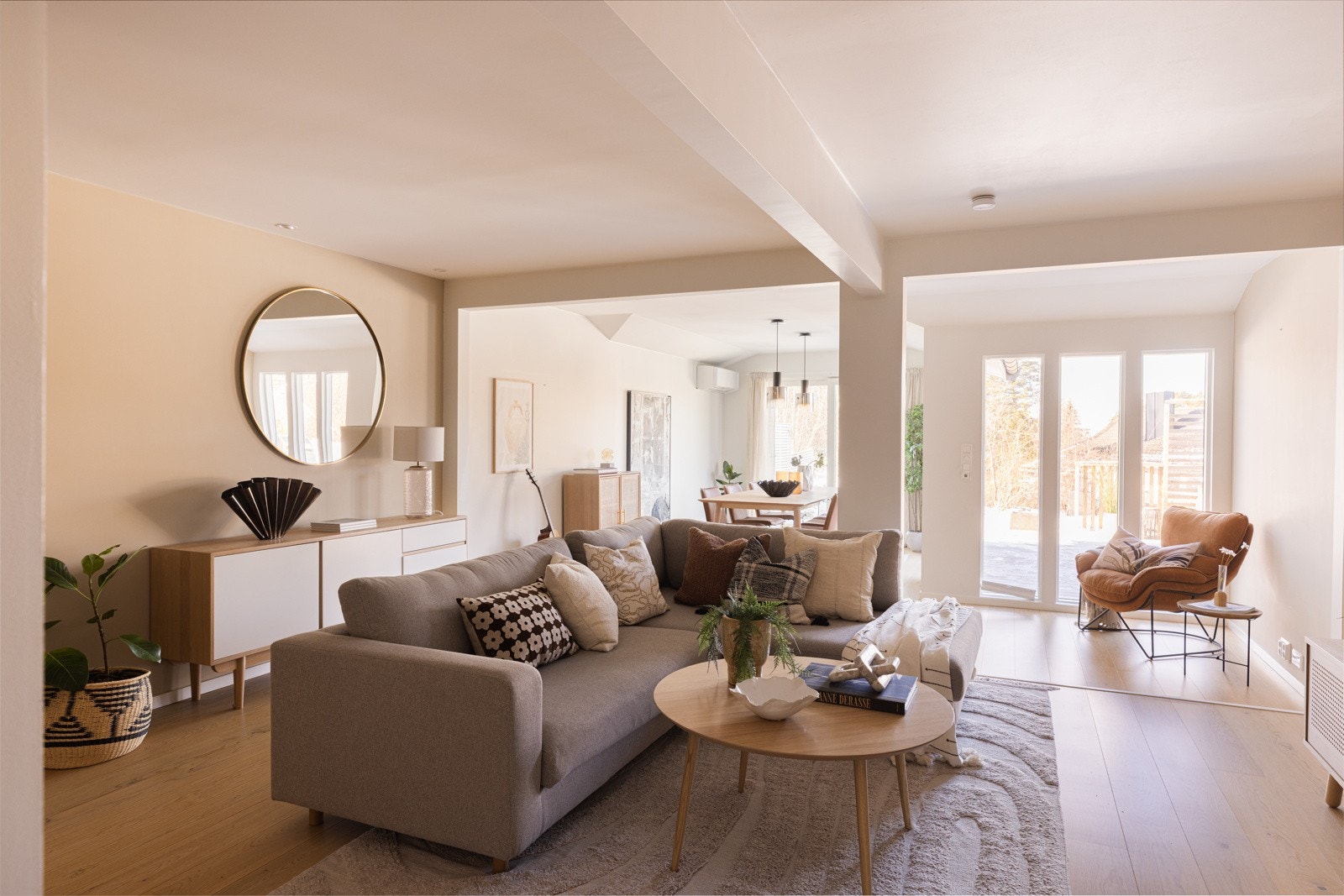 Lys og trivelig stue med store vinduer som slipper inn rikelig med naturlig lys Galleribilde