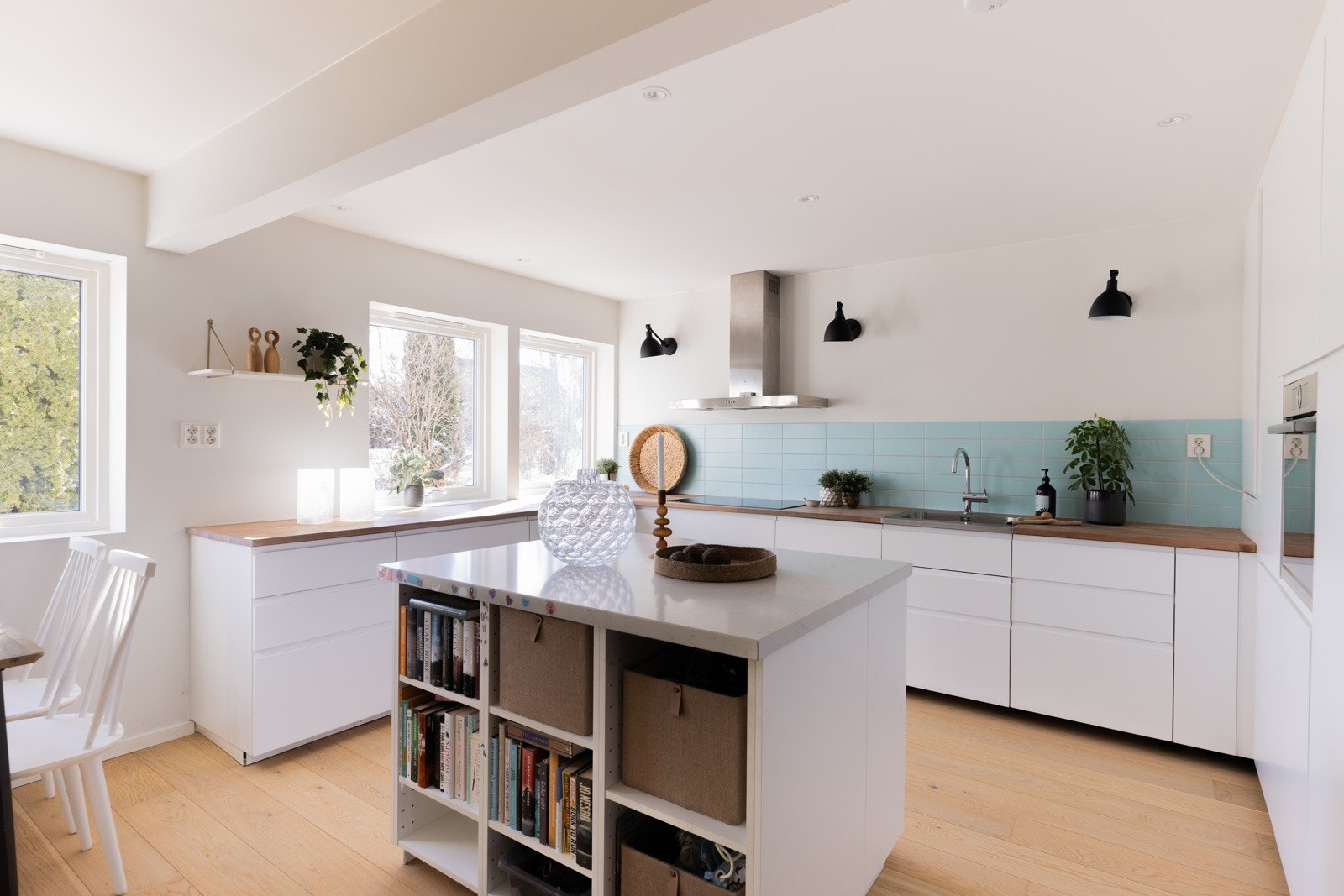 Lekker innredning i glatte fronter, heltre benkeplate og kjøkkenøy med benkeplate i marmorlaminat med masse skap- og benkeplass Galleribilde