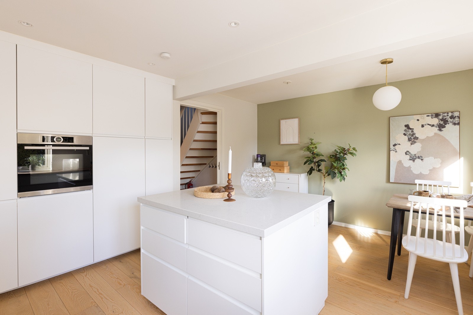 Delikat kjøkken som ligger separat til og med god plass til spisebord Galleribilde