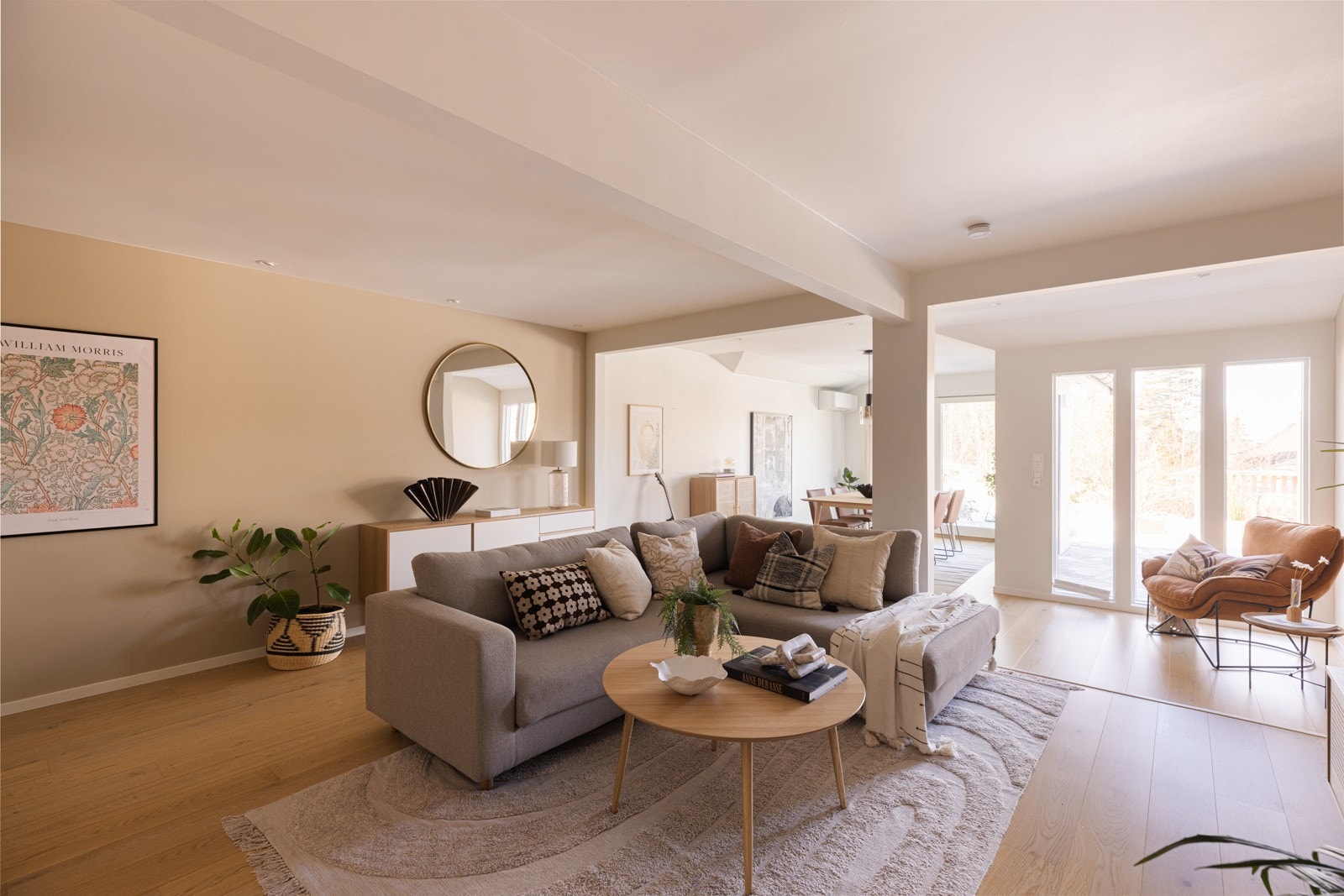 Videre inn i stuen er det flotte rommet delt inn i tre soner med tv-stue, stue og spisestue Galleribilde