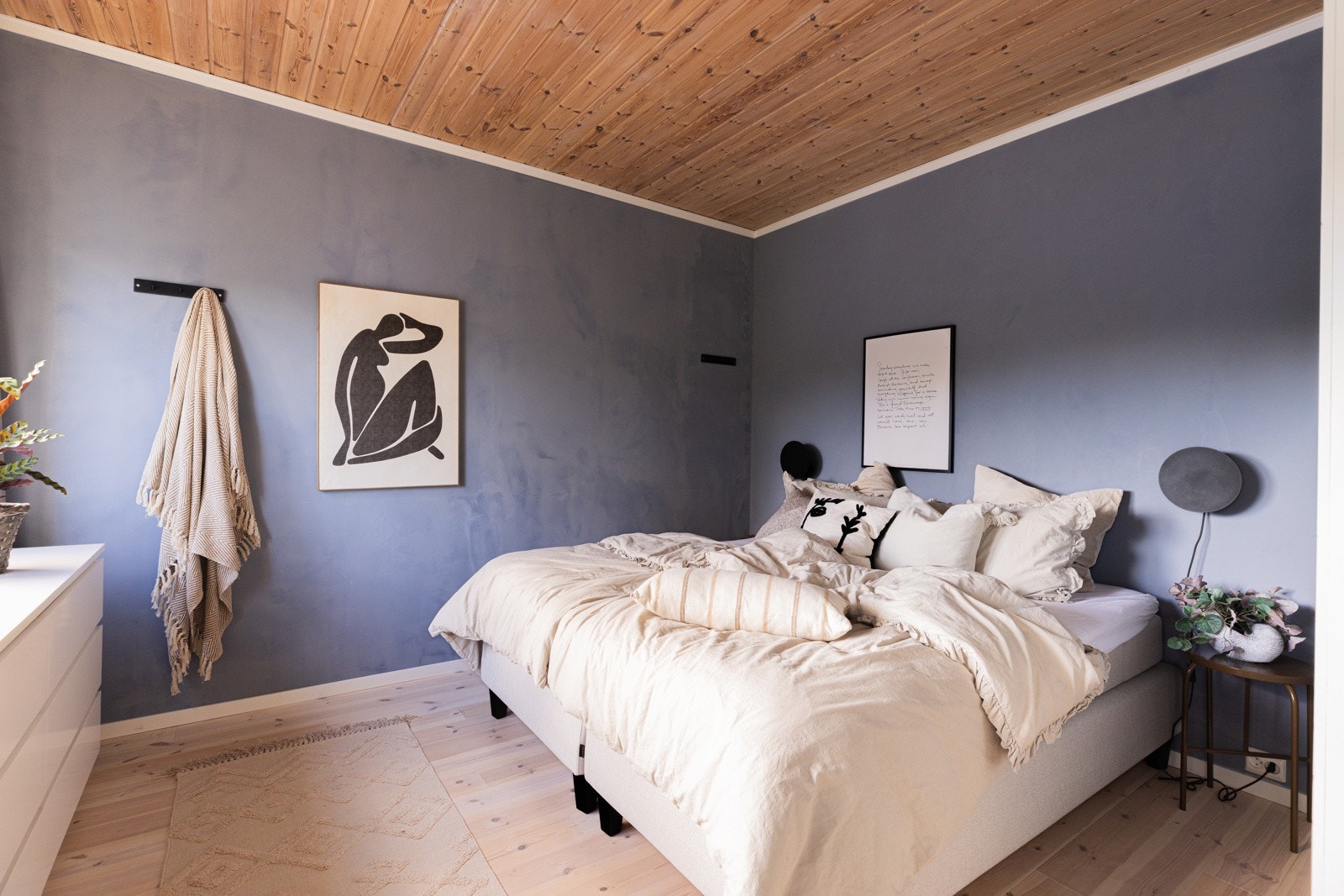 Stort hovedsoverom med plass til dobbeltseng og tilhørende møblement Galleribilde