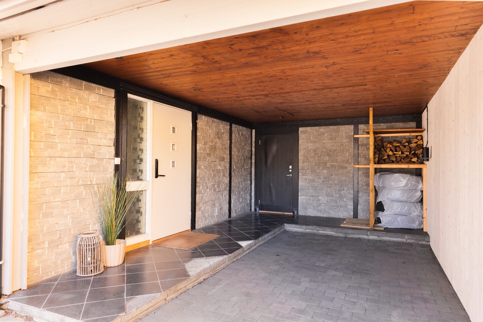 Stor carport med inngang rett inn i boligen Galleribilde