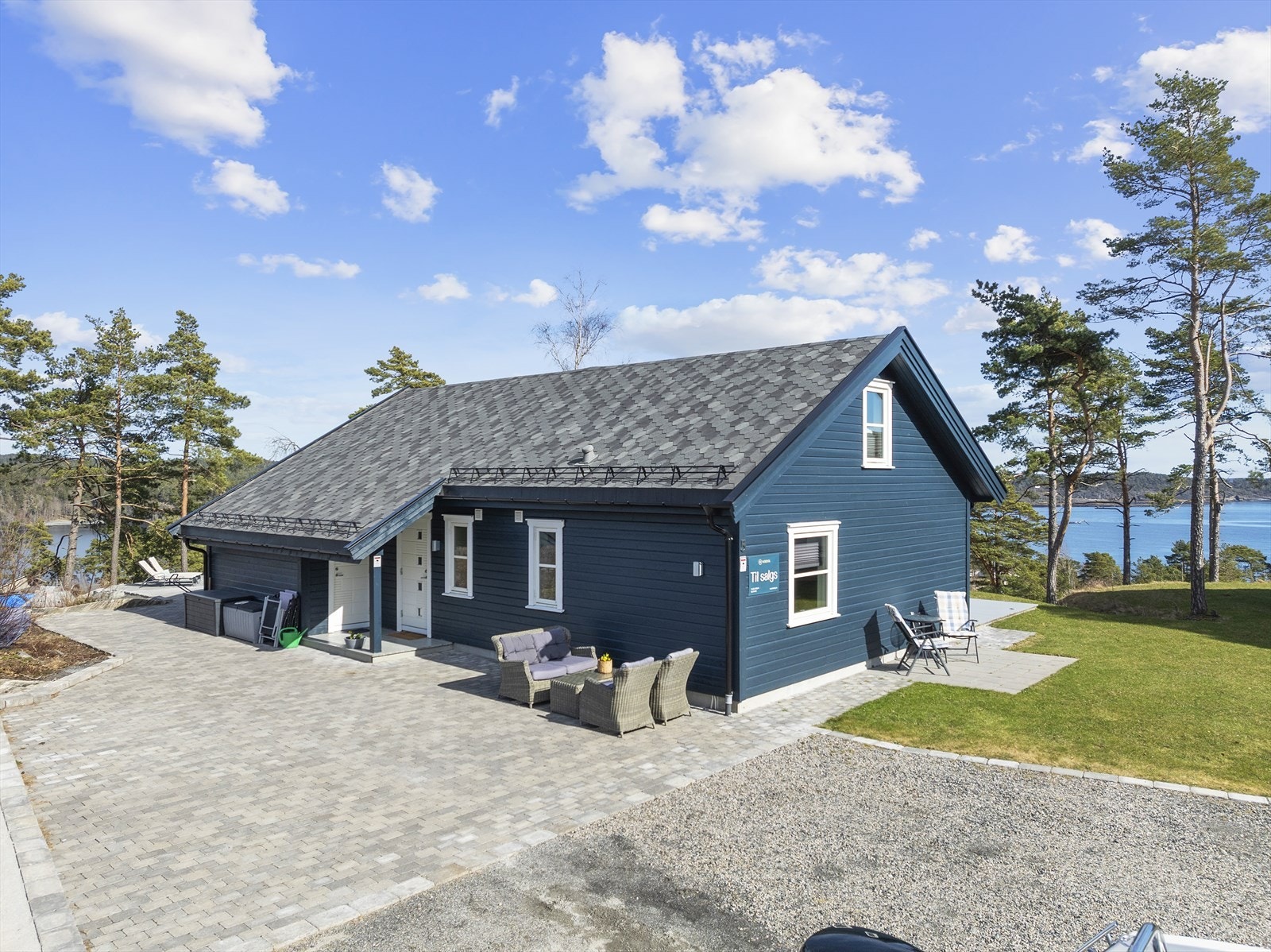 Uteområdet er pent opparbeidet med belegningsstein og skifer. Galleribilde