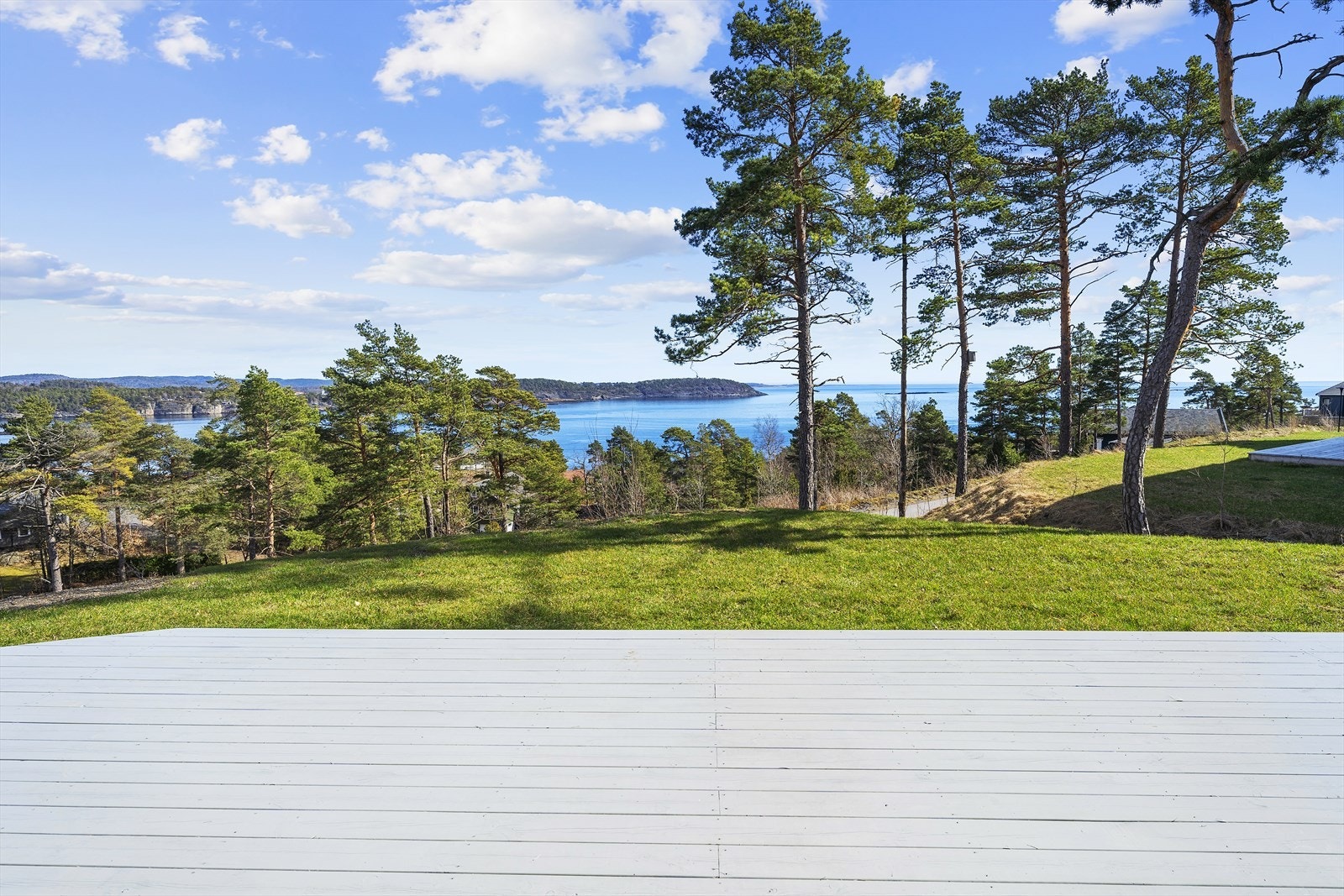 Fra stuen trer man rett ut på terrassen, et perfekt sted for lange sommerdager med gode solforhold fra morgen til kveld. Galleribilde