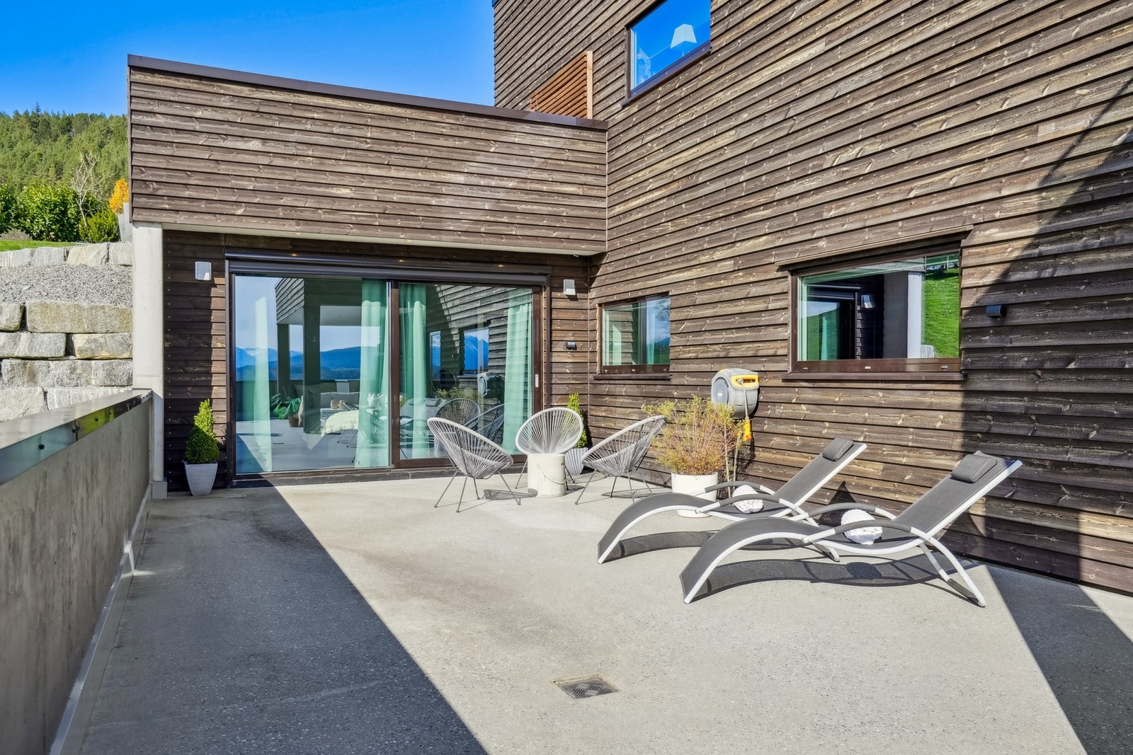 Romslig isolert utestue med motorstyrt zipscreen. Galleribilde