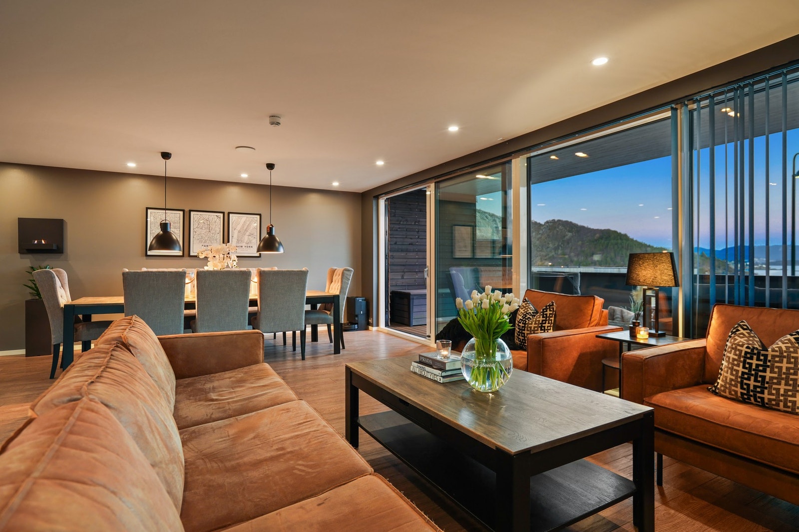 Dimbare spotter i alle rom og automatisk lysstyring. Enkelt å dempe/øke ved behov Galleribilde