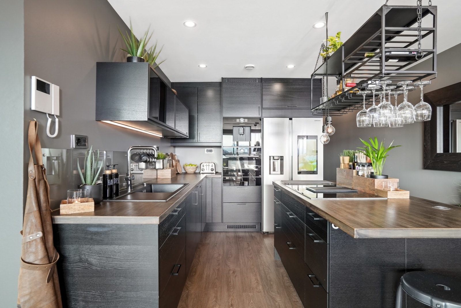 Kjøkkenet er praktisk og sosialt utformet og har godt med skap- og arbeidsplass på benk Galleribilde