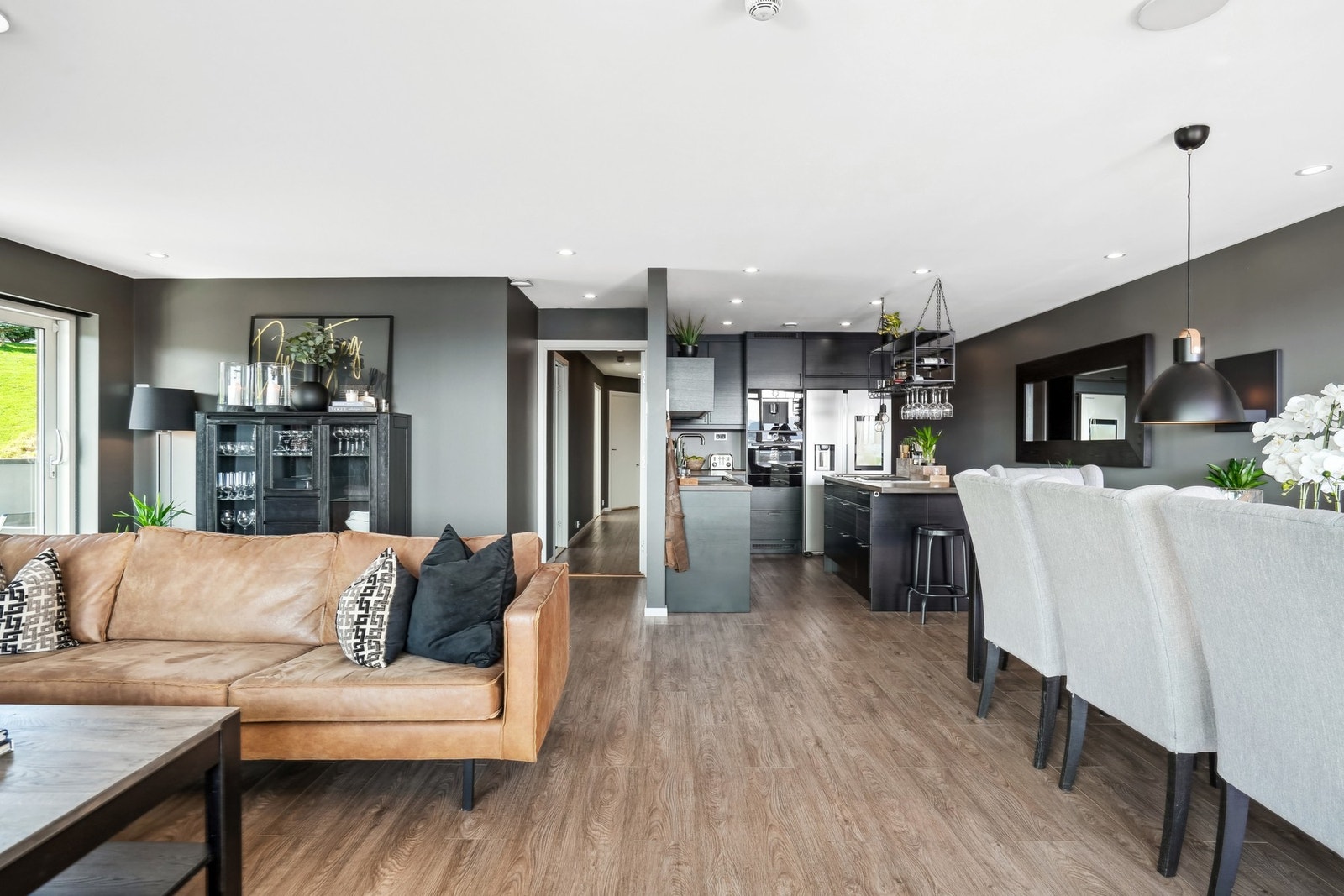 Planløsningen er meget gjennomtenkt og utformet med hjelp av arkitekt. Soveavdlingen er praktisk adskilt med massiv branndør med god lydisolering. Galleribilde