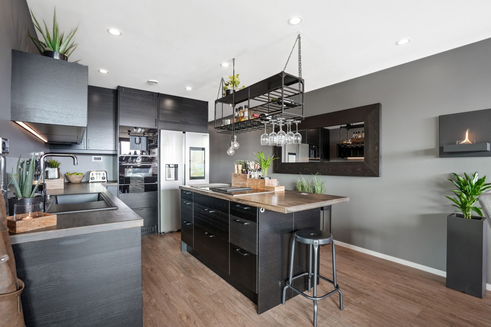 Vi beveger oss videre til det rålekre kjøkkenet. Kjøkkeninnredningen er fra Epoq og hvitevarer er fra topplinjen til Bosch(Black Carbon med appstyring) Galleribilde