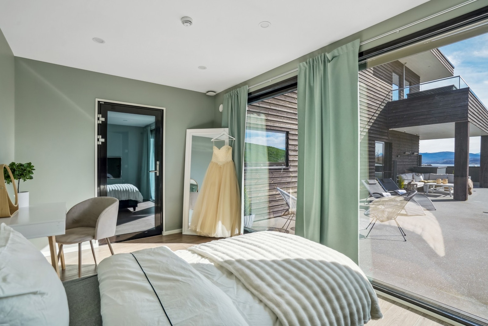 Utestua er av god størrelse og har mange bruksmuligheter Galleribilde