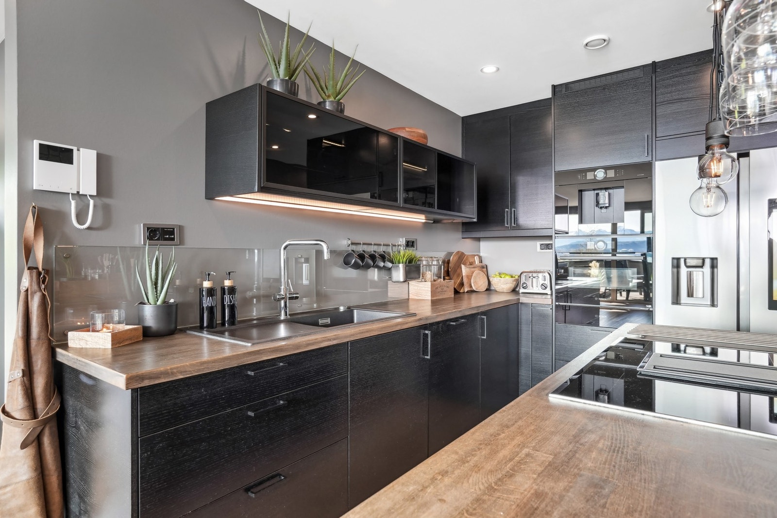 Av hvitevarer er det integrert stekeovn, kaffemaskin, oppvaskmaskin og den integrerte platetoppen. Kjøl/fryseskapet har kamera, vanndispenser og isbitmaskin. Galleribilde