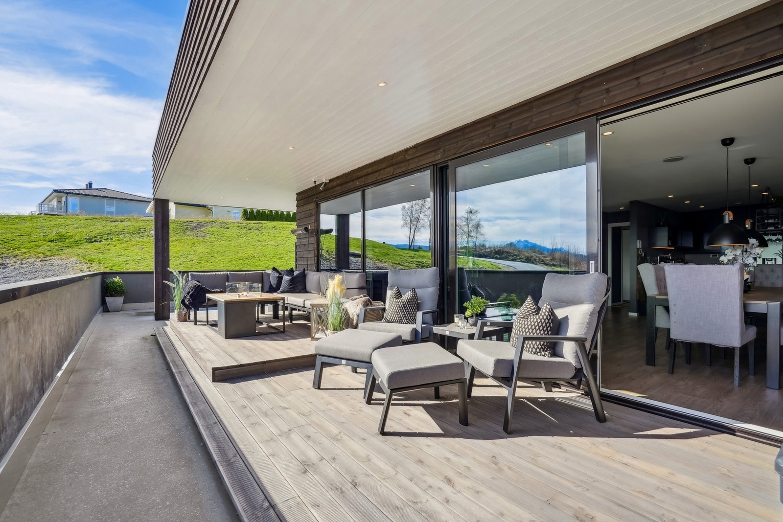 Terrassen er av slipt betong. Stort opphevet parti med tilnærmet vedlikeholdsfrie terrassebord av typen Møre Royal Galleribilde