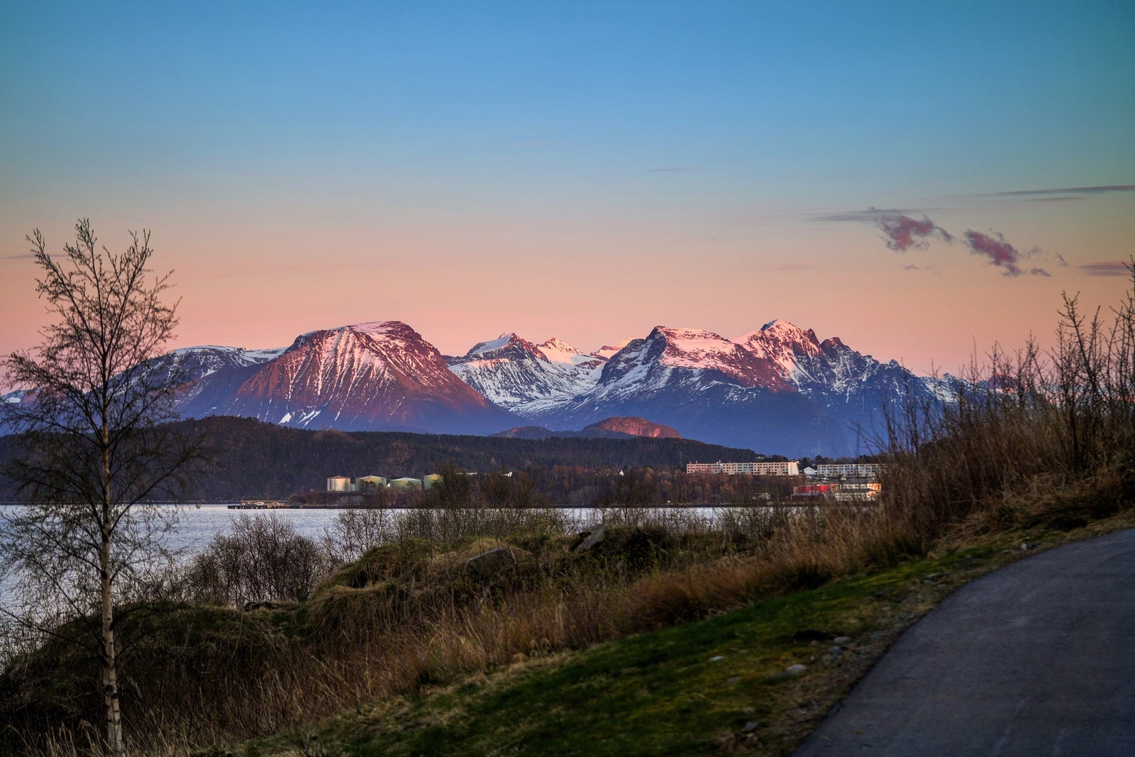 Det er rikelig med flotte turområder i nærområdet. Om du ikke er kjent i nærområdet anbefales det å sjekke ut bryggeanlegget Hovlia Marina i kort gangavstand fra byggefeltet. Galleribilde