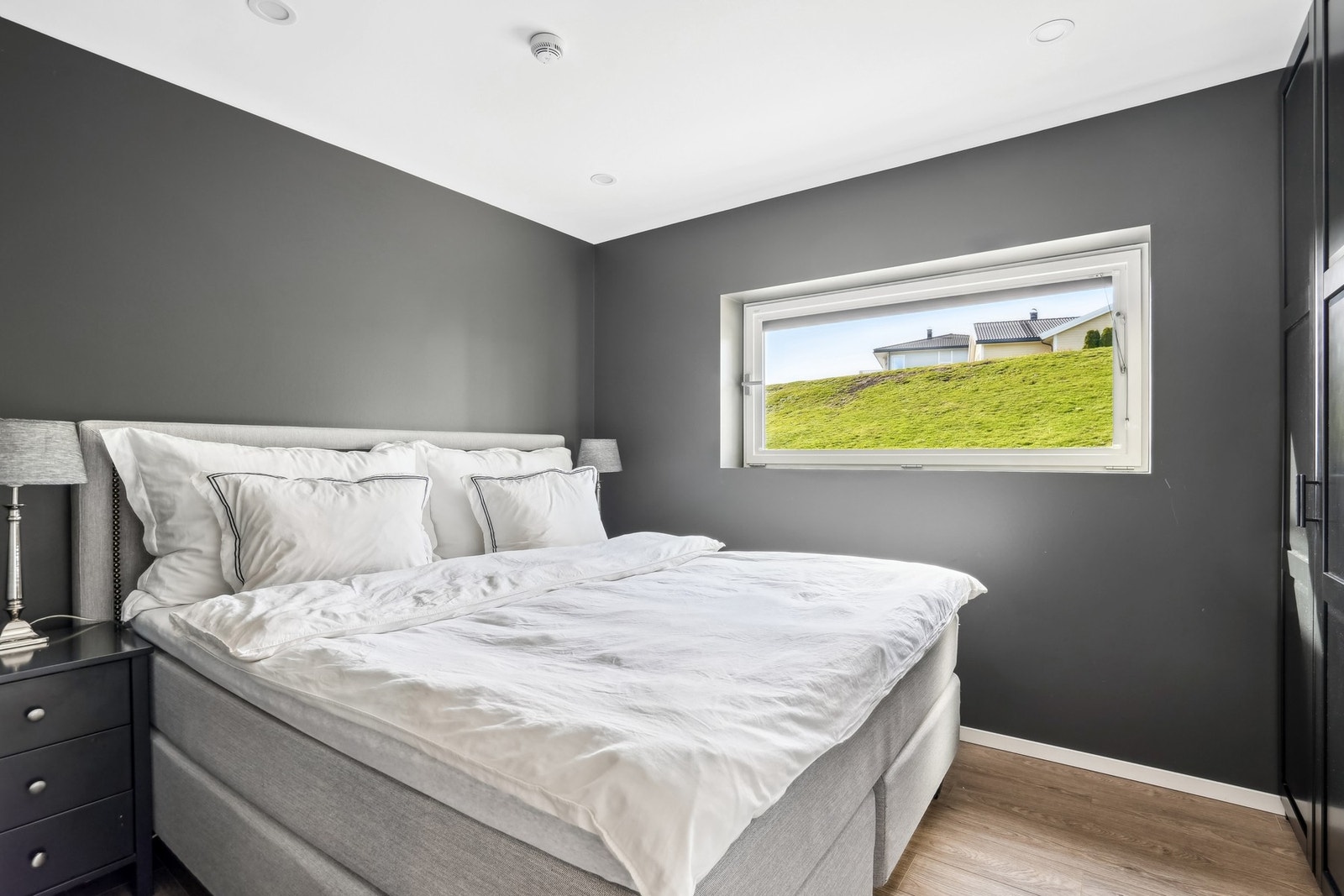 Soverom 1 er av god størrelse og har plass til dobbelseng og tilhørende nattbord Galleribilde