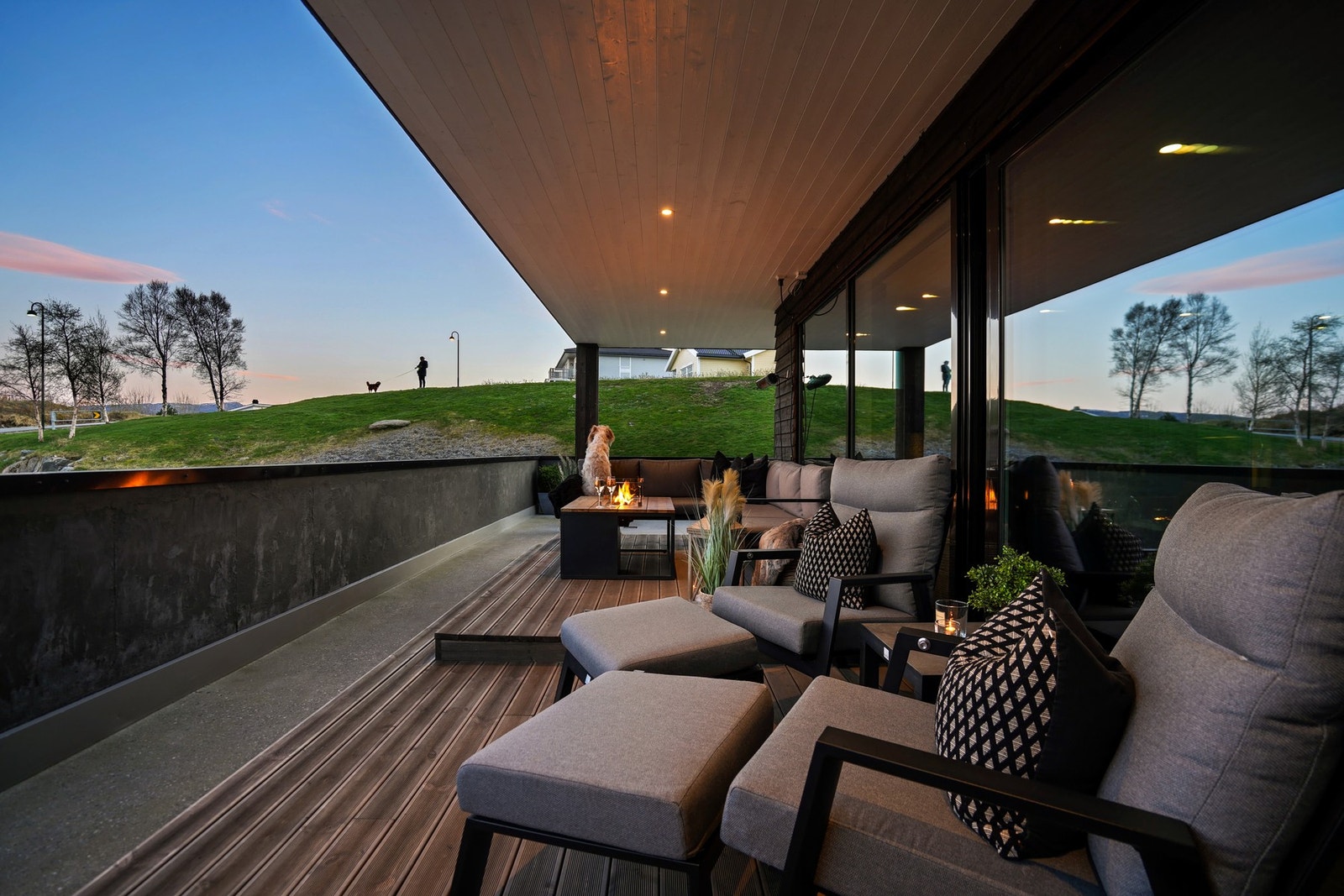 Leiligheten kan by på romslige utearealer (ca 88kvm) og har gode sol- og utsiktsforhold Galleribilde