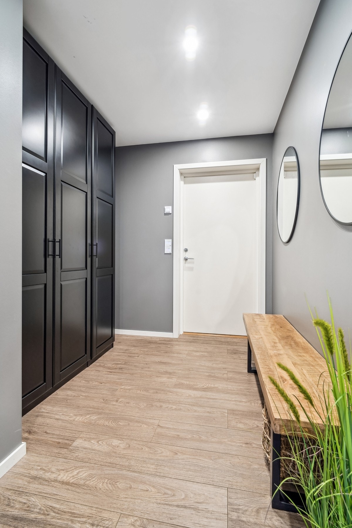 Velkommen inn! Romslig inngangsparti med stort og praktisk garderobeskap Galleribilde