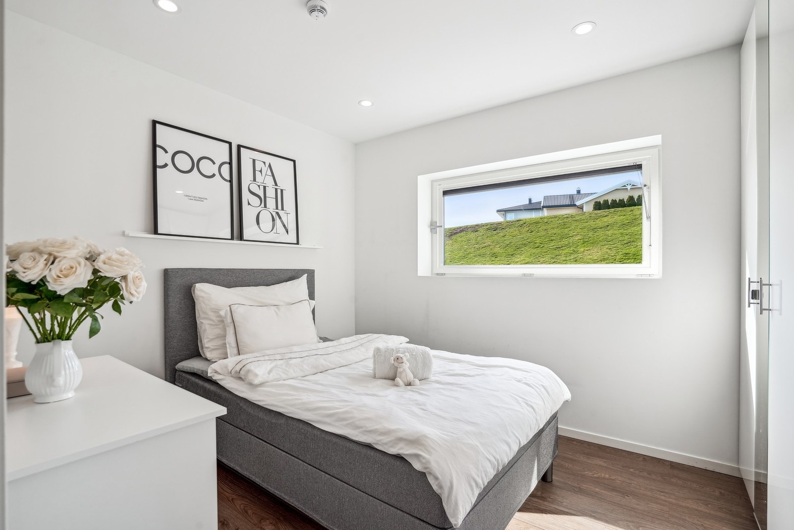 Soverom 2 er også av god størrelse. Her er montert garderobeskap Galleribilde