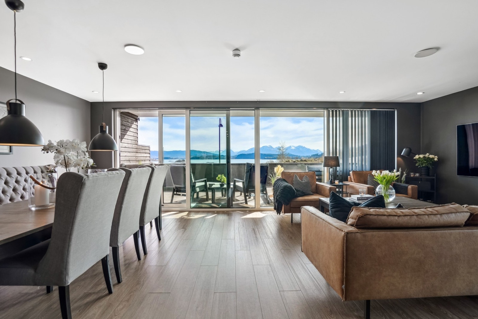 Det er motorstyrte lameller som kan styrer via app. Det er varmekabler med smarte termostater i alle gulv bortsett fra i boden Galleribilde