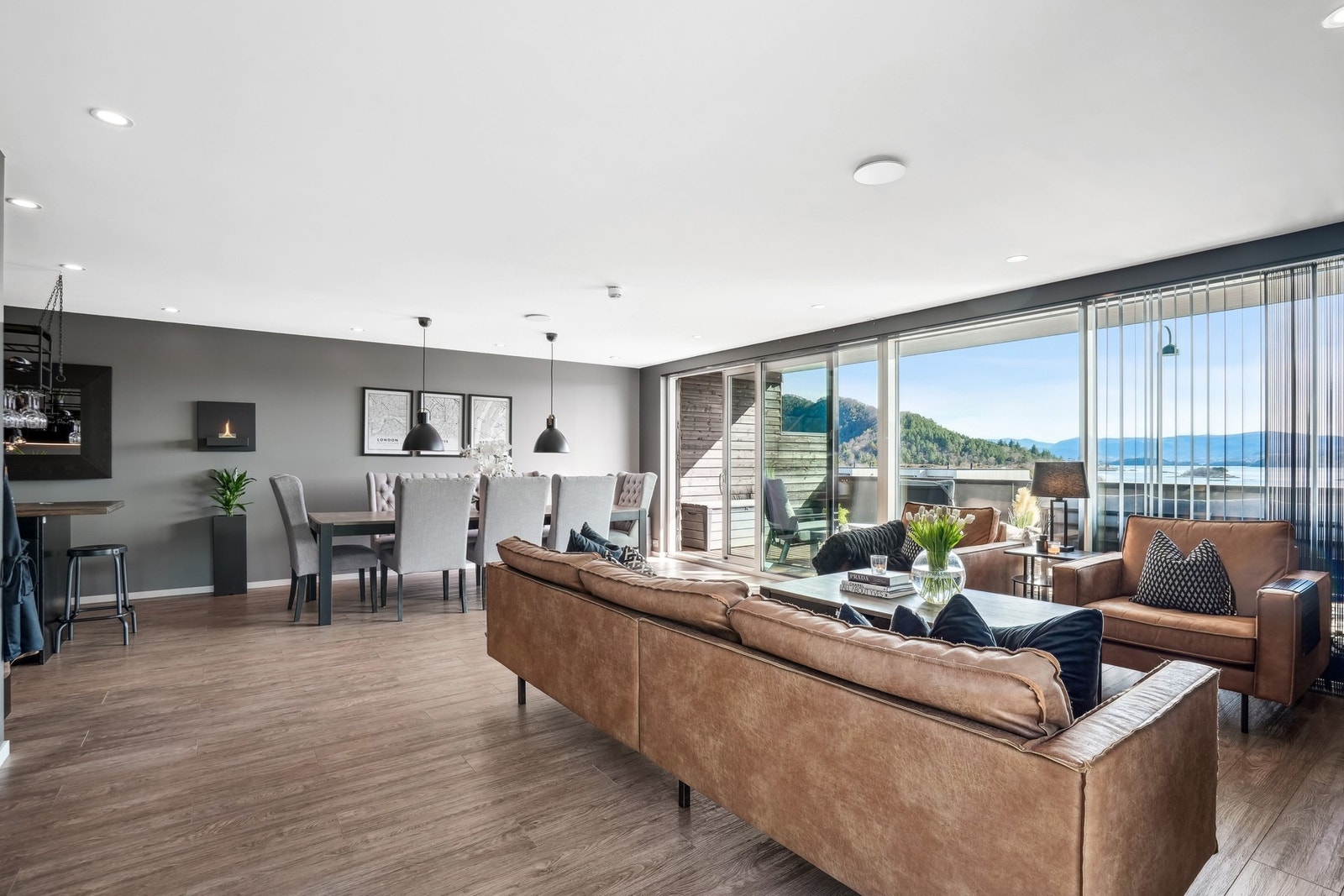 Gulvet er av typen ''Gerflor Topsilence''. Dette er en klikkvinyl som er svært behagelig å gå på og som reduserer støy Galleribilde