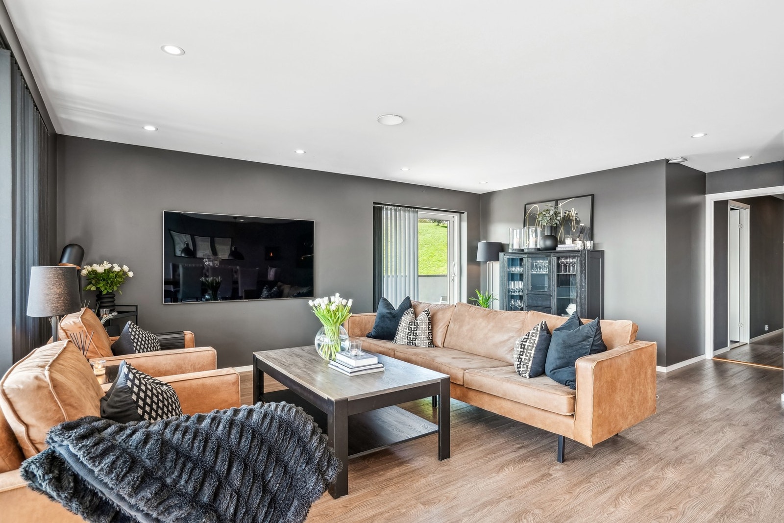 Det er tillaget med skjult kanal i vegg for tvkabler Galleribilde