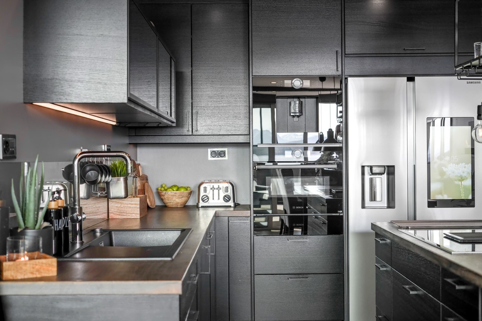 Benkeplaten er av heiltre eik og det er integrerte lys i overskap og skuffer Galleribilde