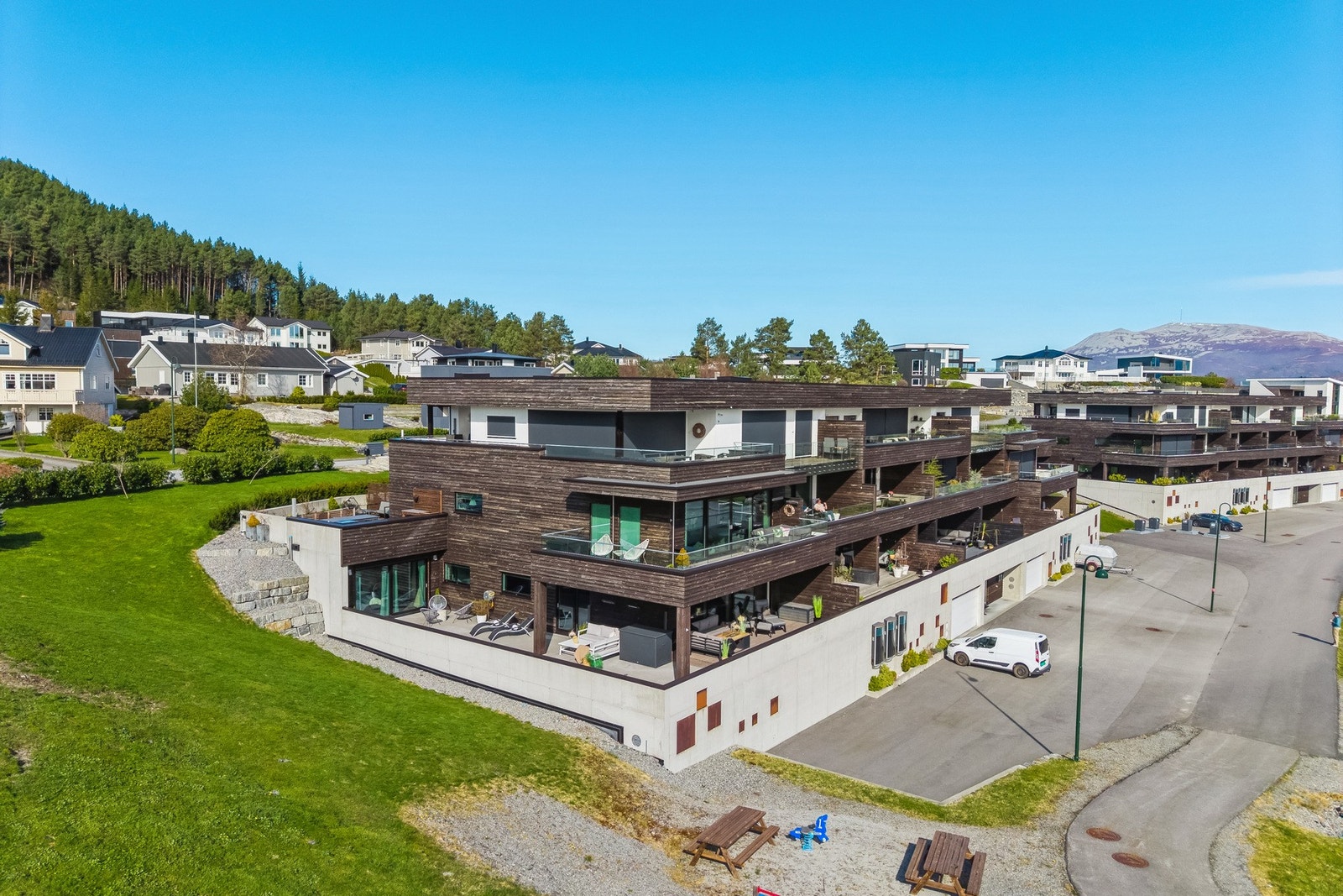 En svært gjennomført og oppgradert selveierleilighet med beliggenhet i nyere boligblokk i det populære boligfeltet Hovlia Galleribilde