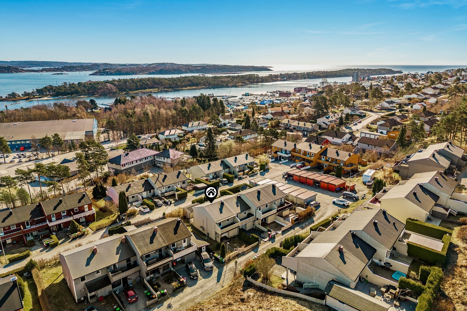 NÆR SJØ OG SKJÆRGÅRD: Her bor du i behagelig avstand til både sentrum og båtliv. Turområder i skog og mark ligger også i umiddelbar nærhet. Galleribilde