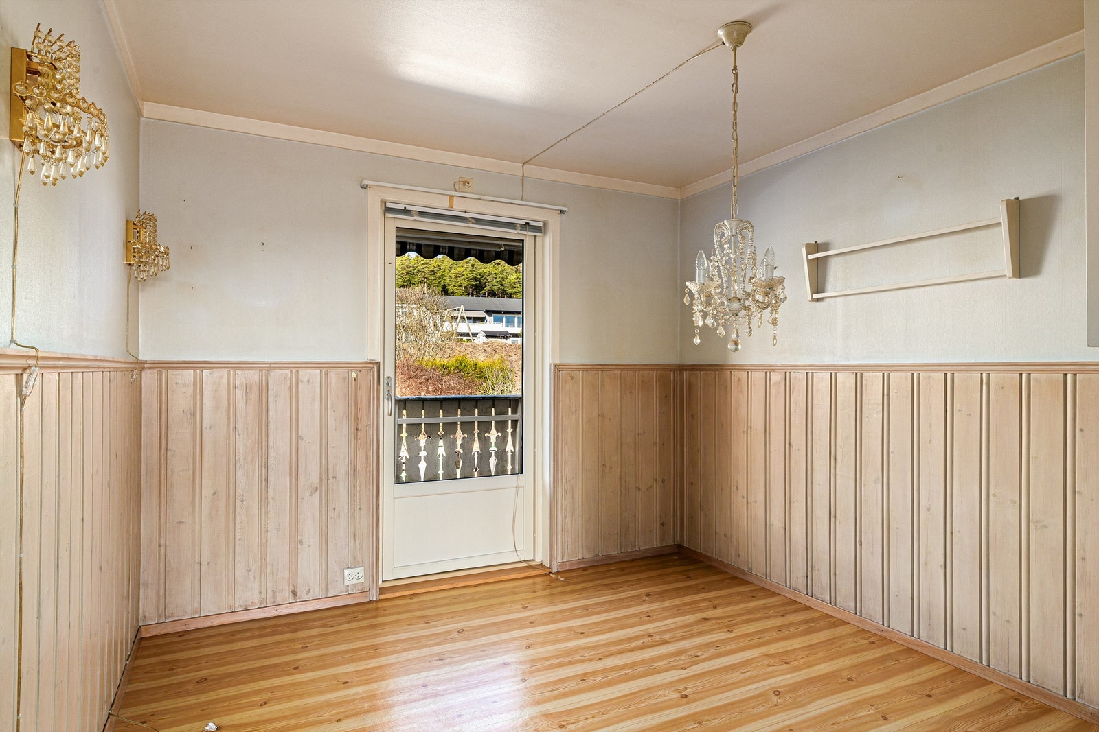Utgang til veranda med gode solforhold fra spisestua. Galleribilde