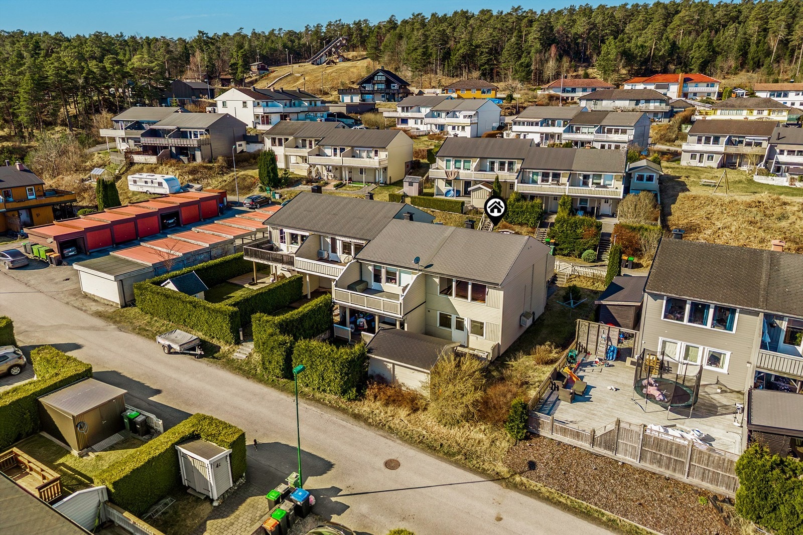 Rekkehuset ligger fint til med skjermet hage og kort vei til carport på felles tomt. Galleribilde