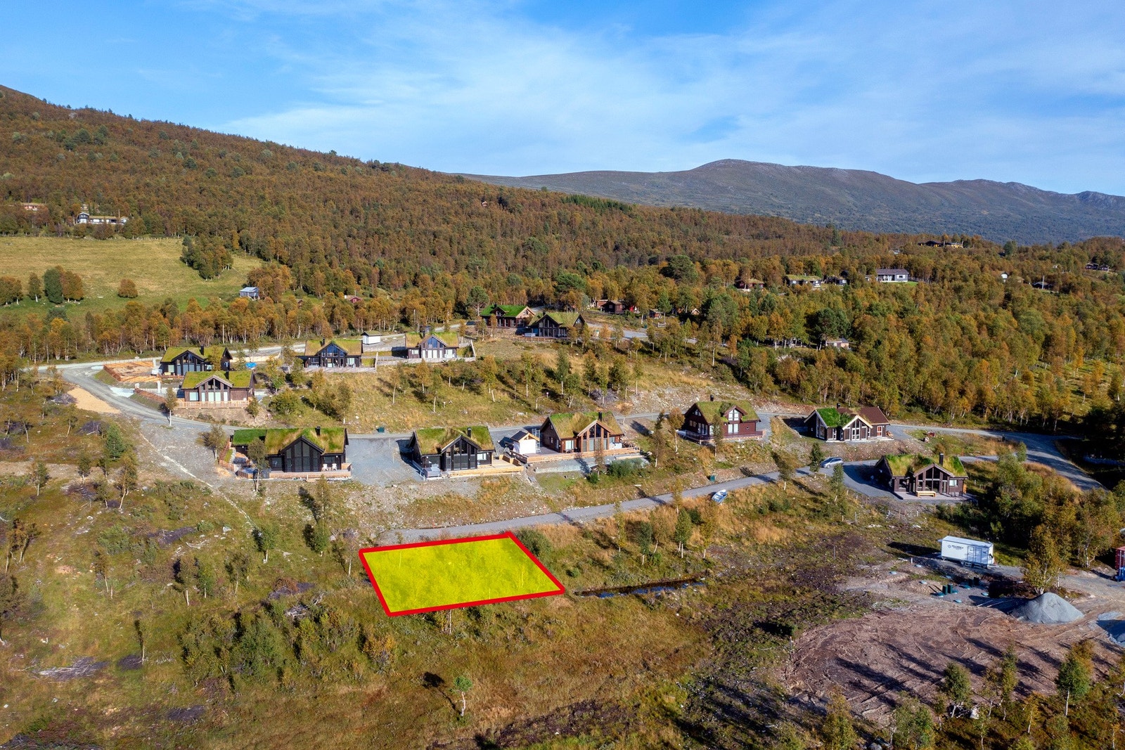 Fra eiendommen er det ca. 7 km til Rauøra, og 15 km til Oppdal sentrum med alt av servicefunksjoner. Galleribilde