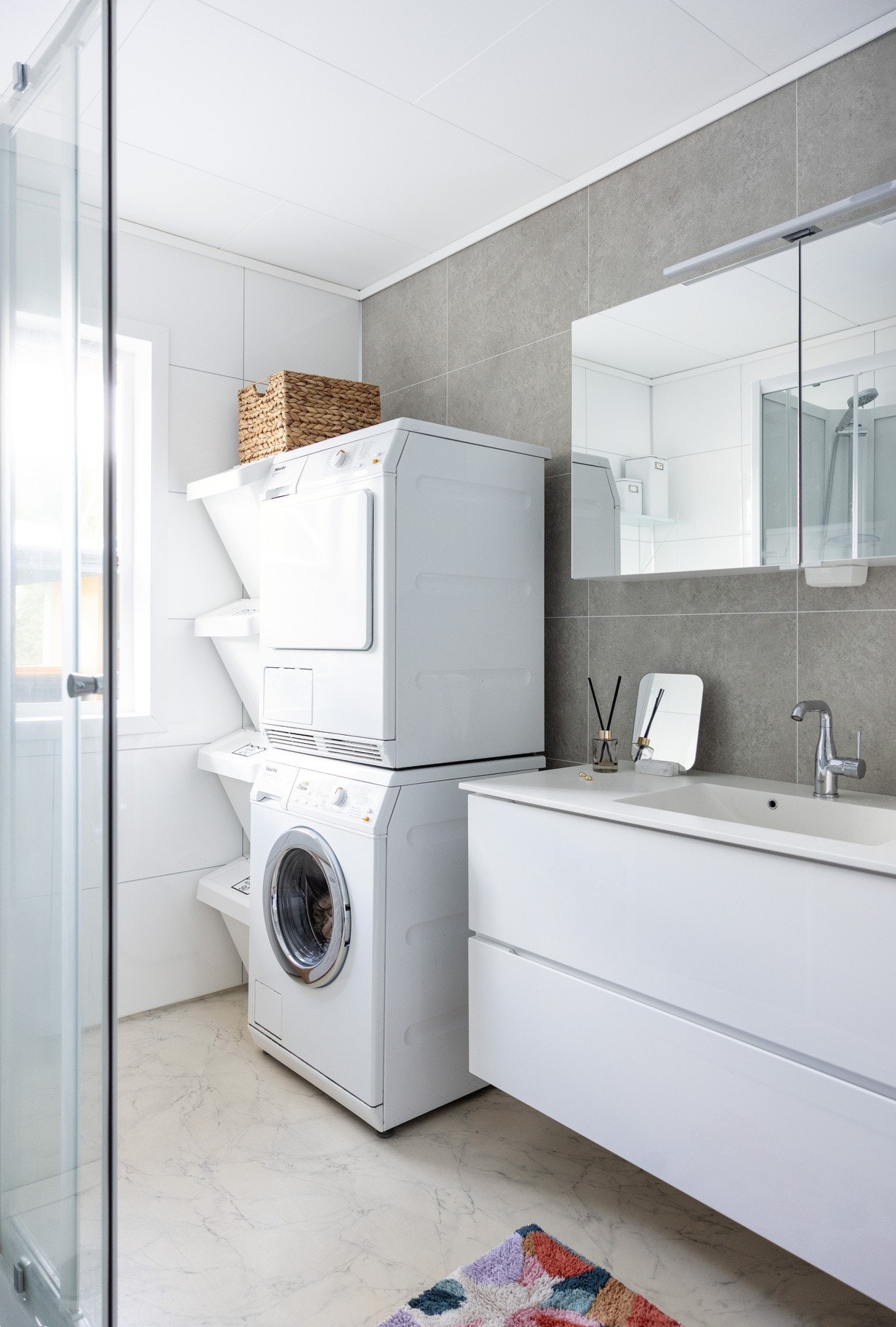 Rommet inneholder videre varmekabler, dusjkabinett, vegghengt toalett, vegghengt skyllekar og opplegg for vaskemaskin/tørketrommel. Galleribilde