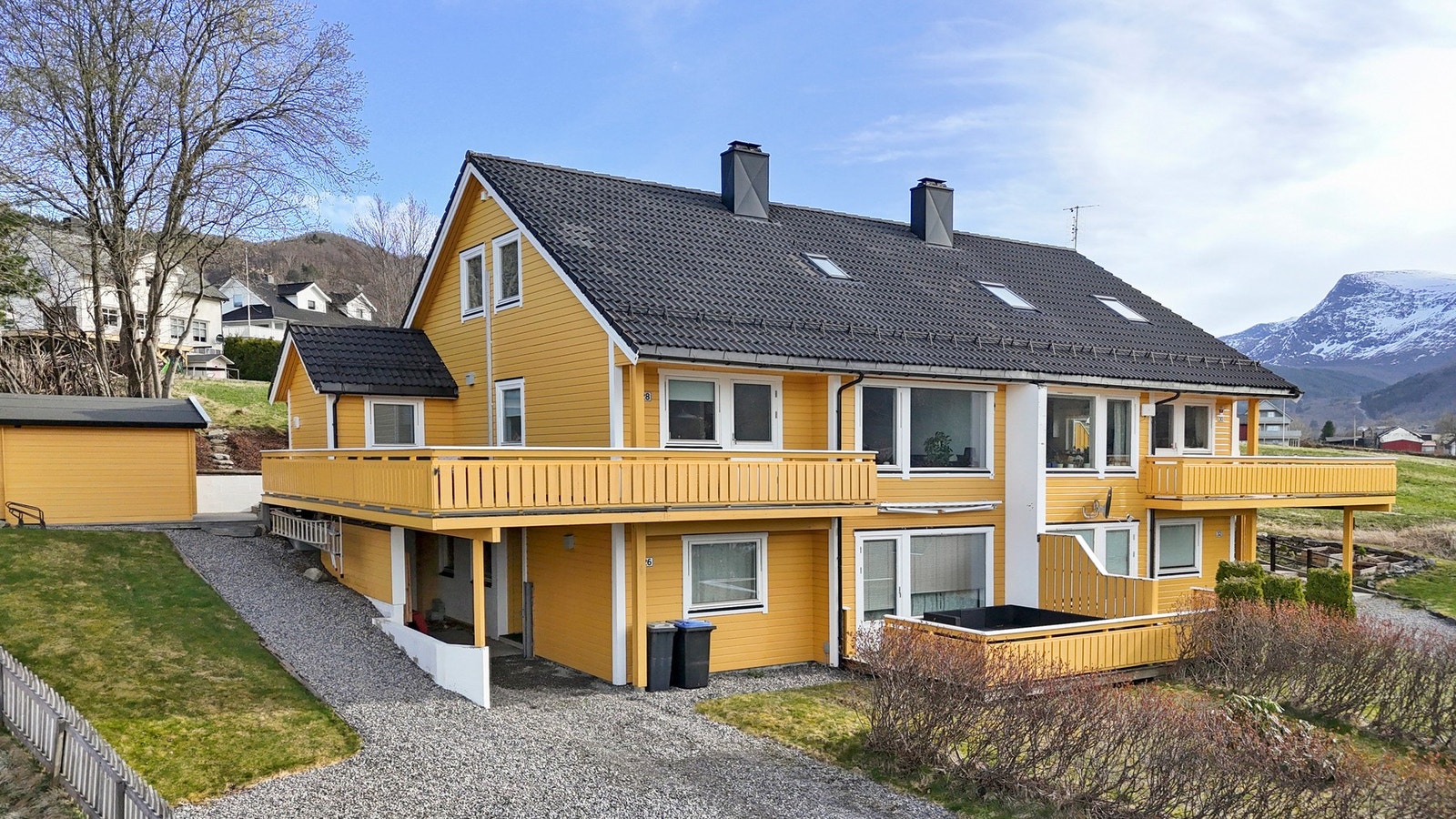 Velkommen til Lillehaugen 28 - en pen og romslig leilighet over to plan! Galleribilde