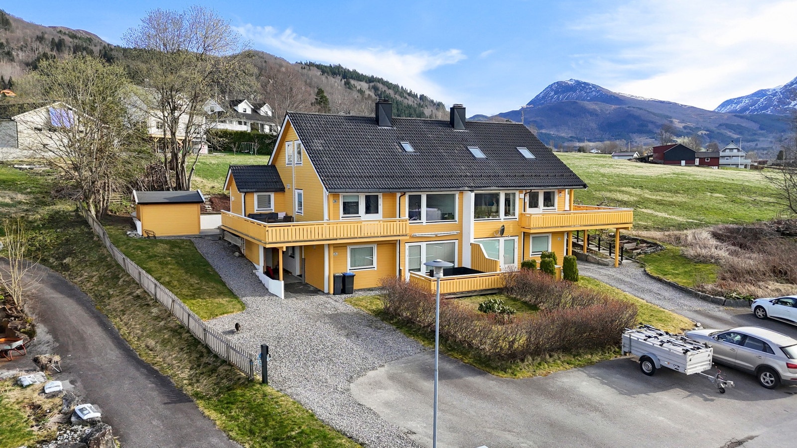 Biloppstillingsplass med montert elbil-lader. Galleribilde