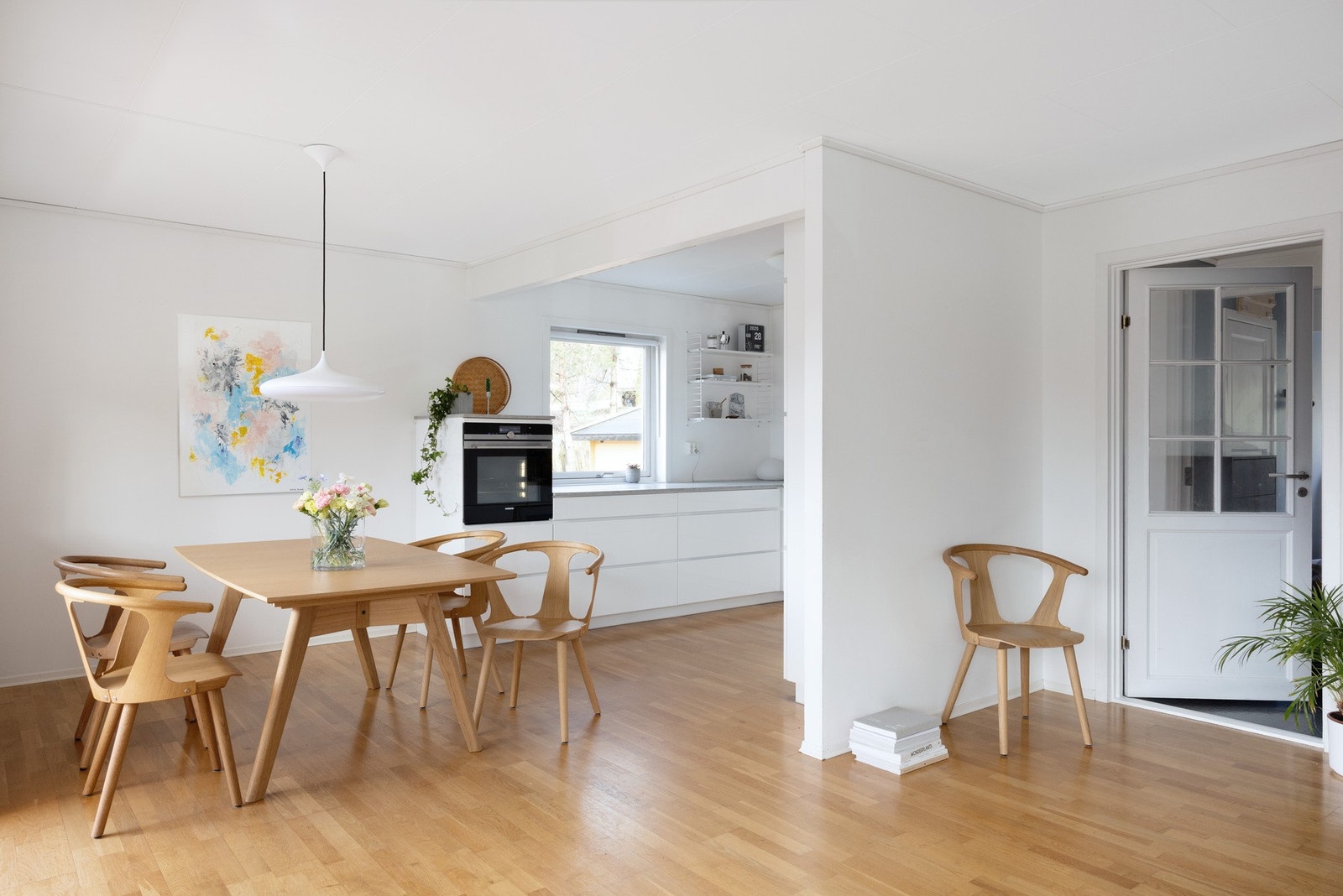 Fra stue er det åpen løsning mot kjøkken. Galleribilde