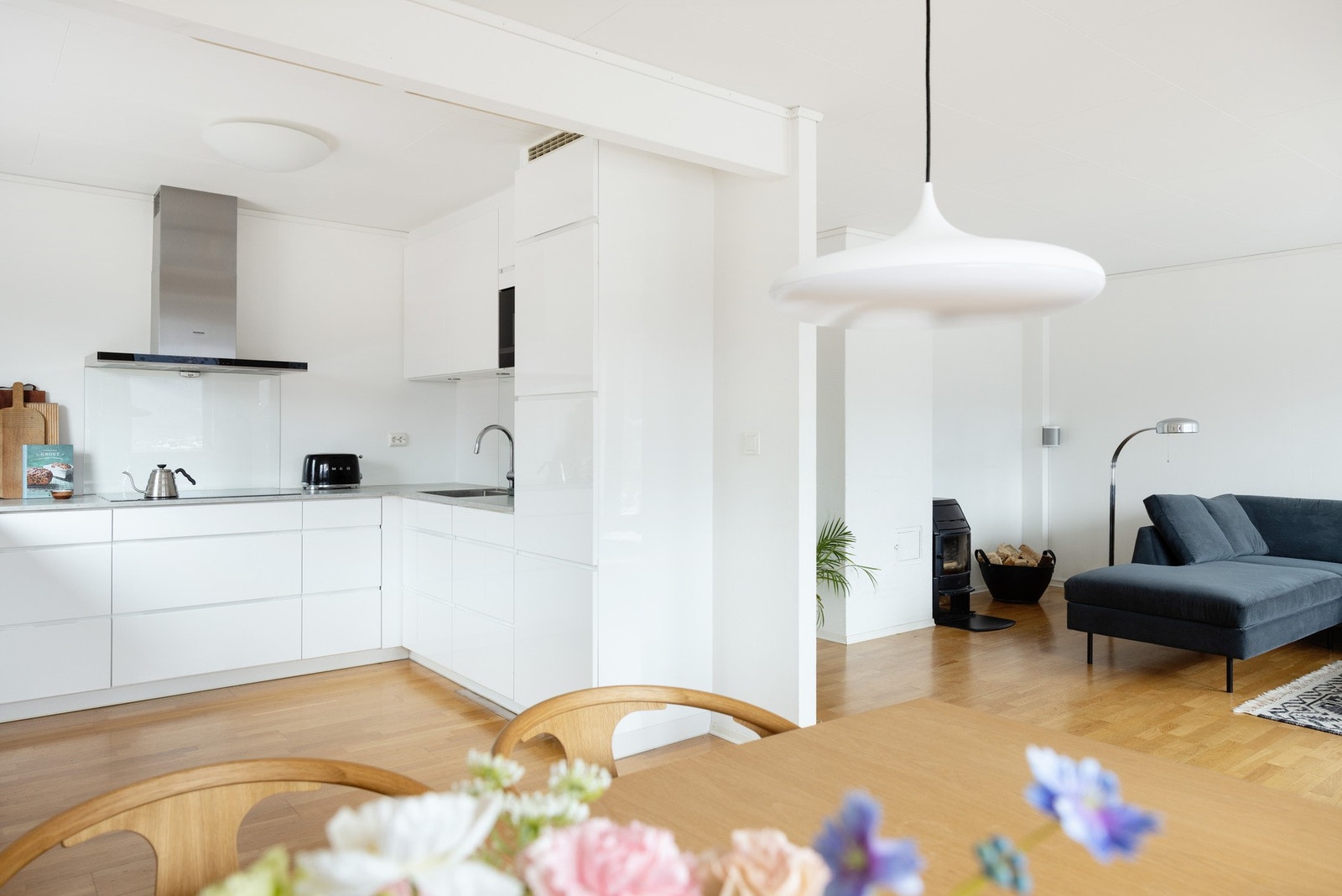 Kjøkkenet inneholder følgende integrerte hvitevarer; stekeovn, platetopp, oppvaskmaskin, kjøleskap med frysedel, samt mikrobølgeovn. Galleribilde