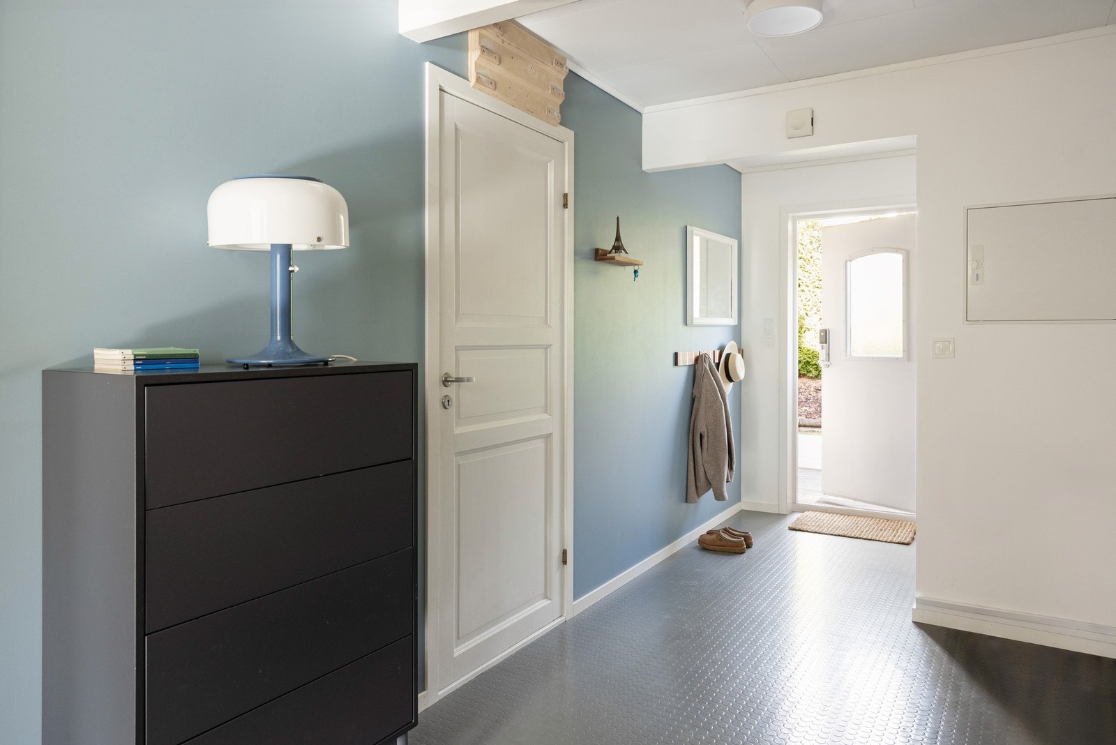 Gangen ble oppusset i 2020 og har belegg på gulv og malte veggoverflater. Galleribilde