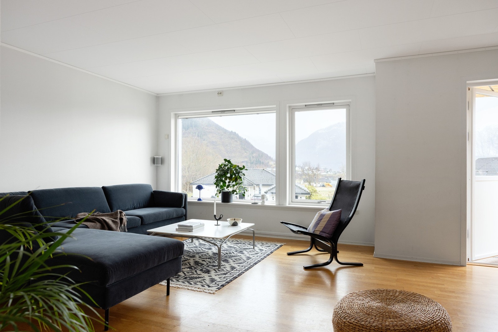 Fra stue er det utgang til sørvestvendt balkong. Galleribilde