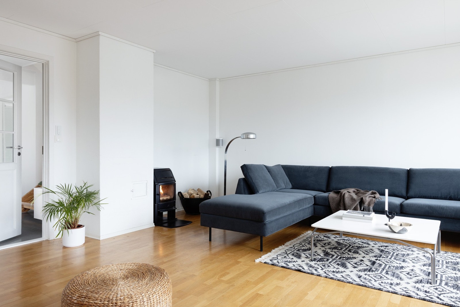 Stue med parkett på gulv og oppvarming fra vedovn. Galleribilde