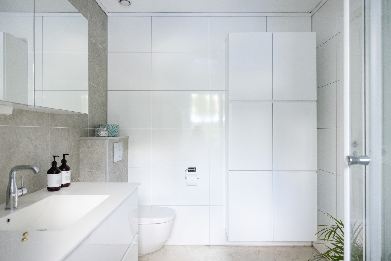 Rommet ble fornyet i 2018 med nye veggplater og ny baderomsinnredning. Galleribilde