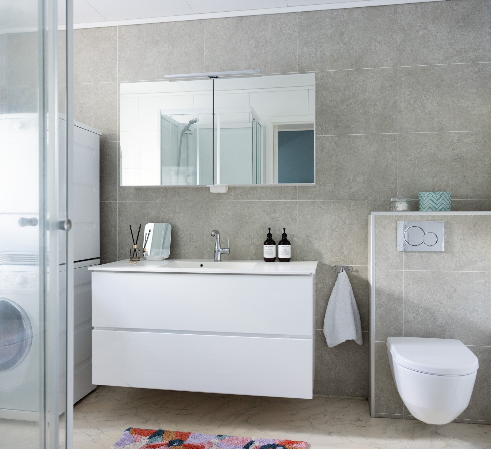 Badet i hovedetasjen har belegg på gulv og våtromsplater på vegger. Galleribilde