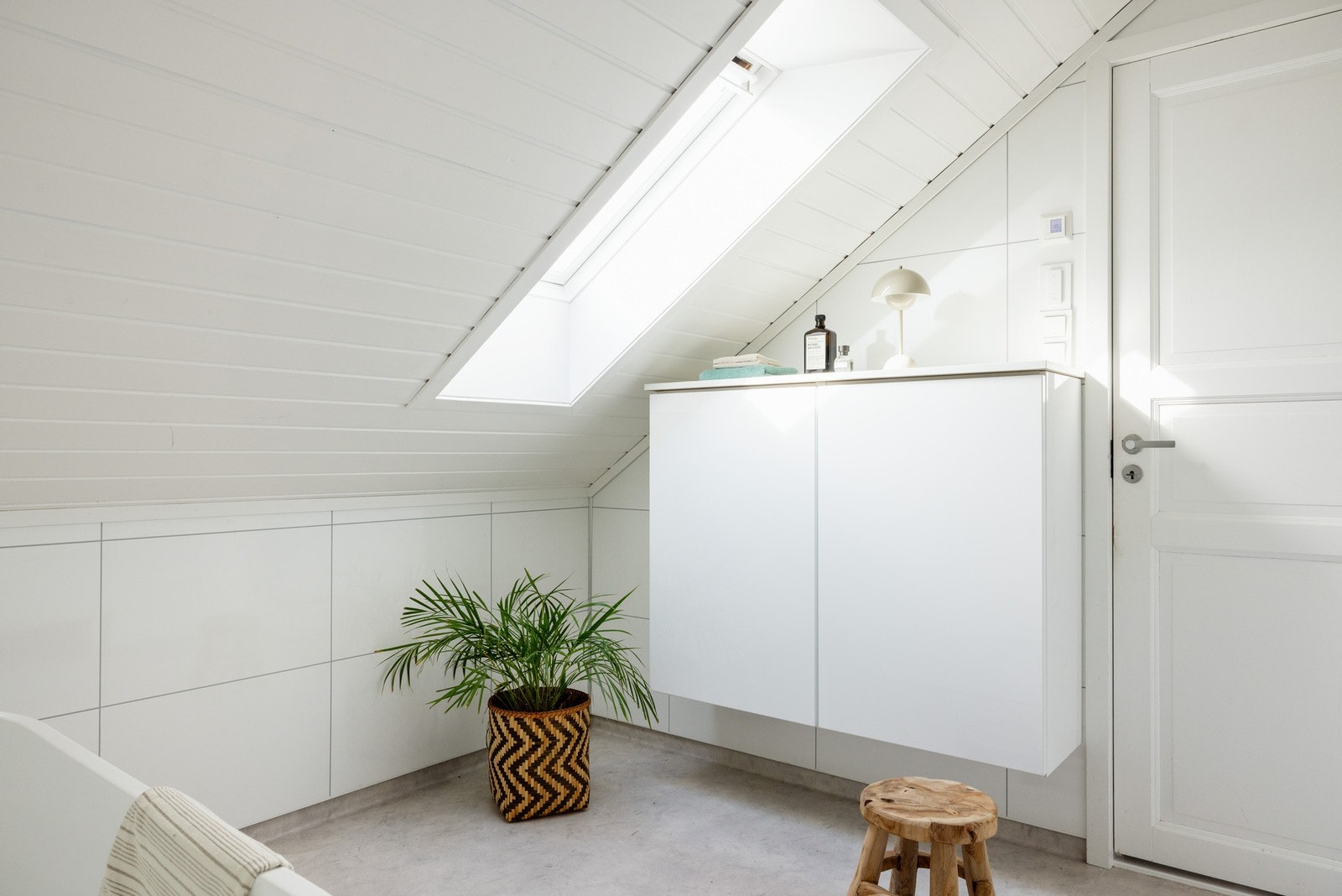 Rommet har belegg på gulv, våtromsplater på vegger og inneholder videre varmekabler i gulv, badekar, vegghengt toalett og baderomsinnredning. Galleribilde