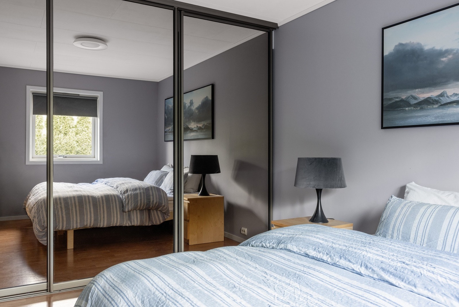 Rommet har tilhørende skyvedørsgarderobe. Galleribilde