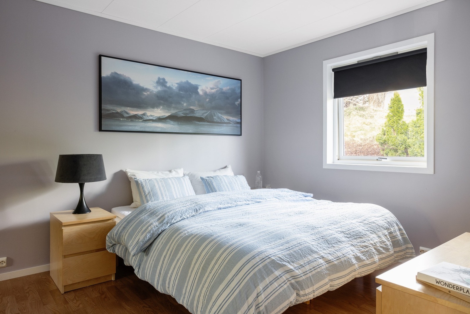 Ett soverom i hovedetasjen, dette av god størrelse. Galleribilde