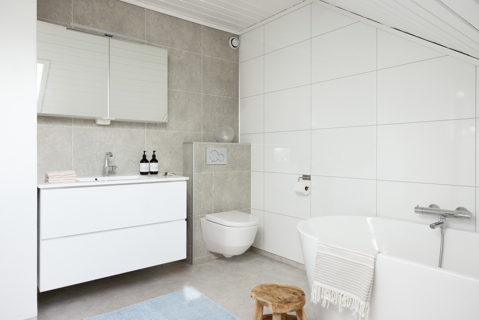 Badet i etasjen ble oppusset i 2017 med nye veggplater og nytt sanitærutstyr. Galleribilde