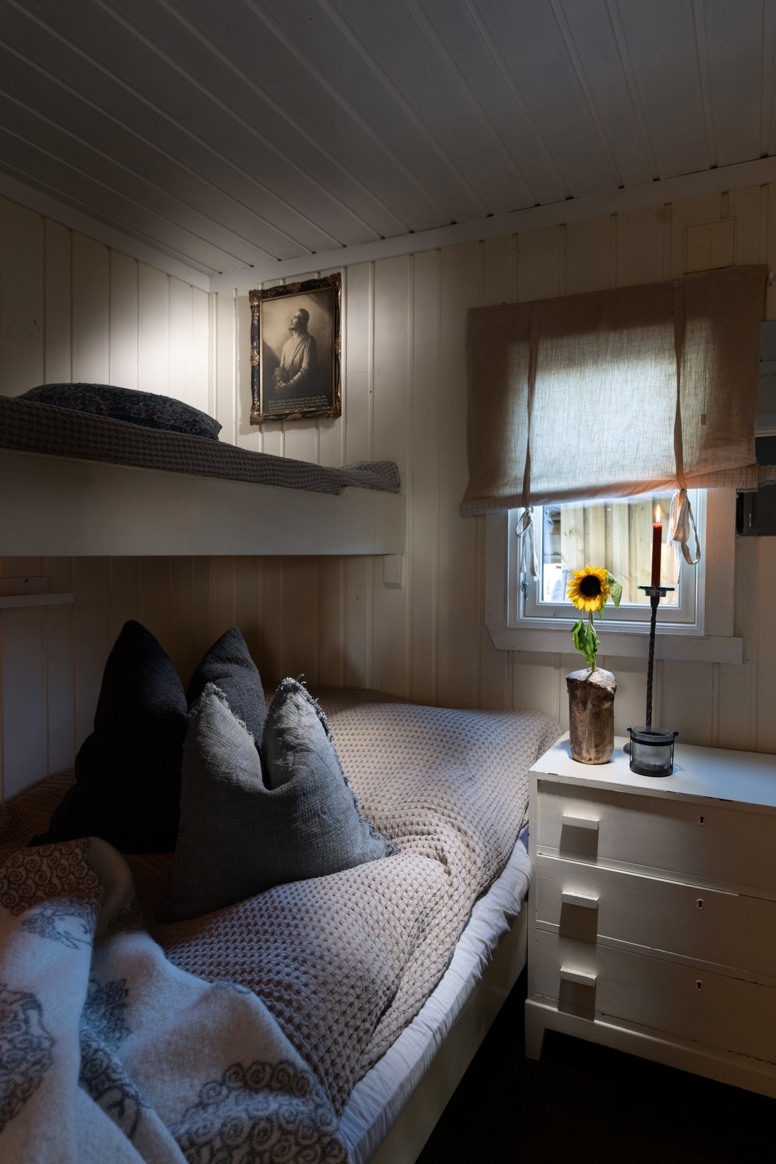 Selve hytta har to koselige soverom med innebygde sengeplasser for minst fem personer. Galleribilde