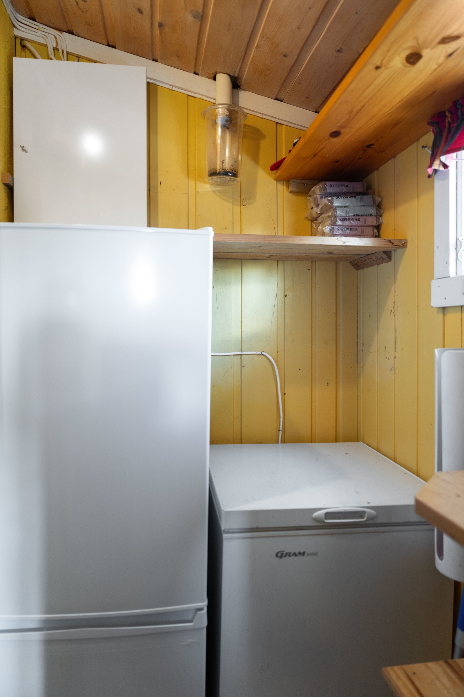 Gangen utenfor det ene soverommet er innredet med plassbygde hyller og stenger for klesoppheng. Galleribilde