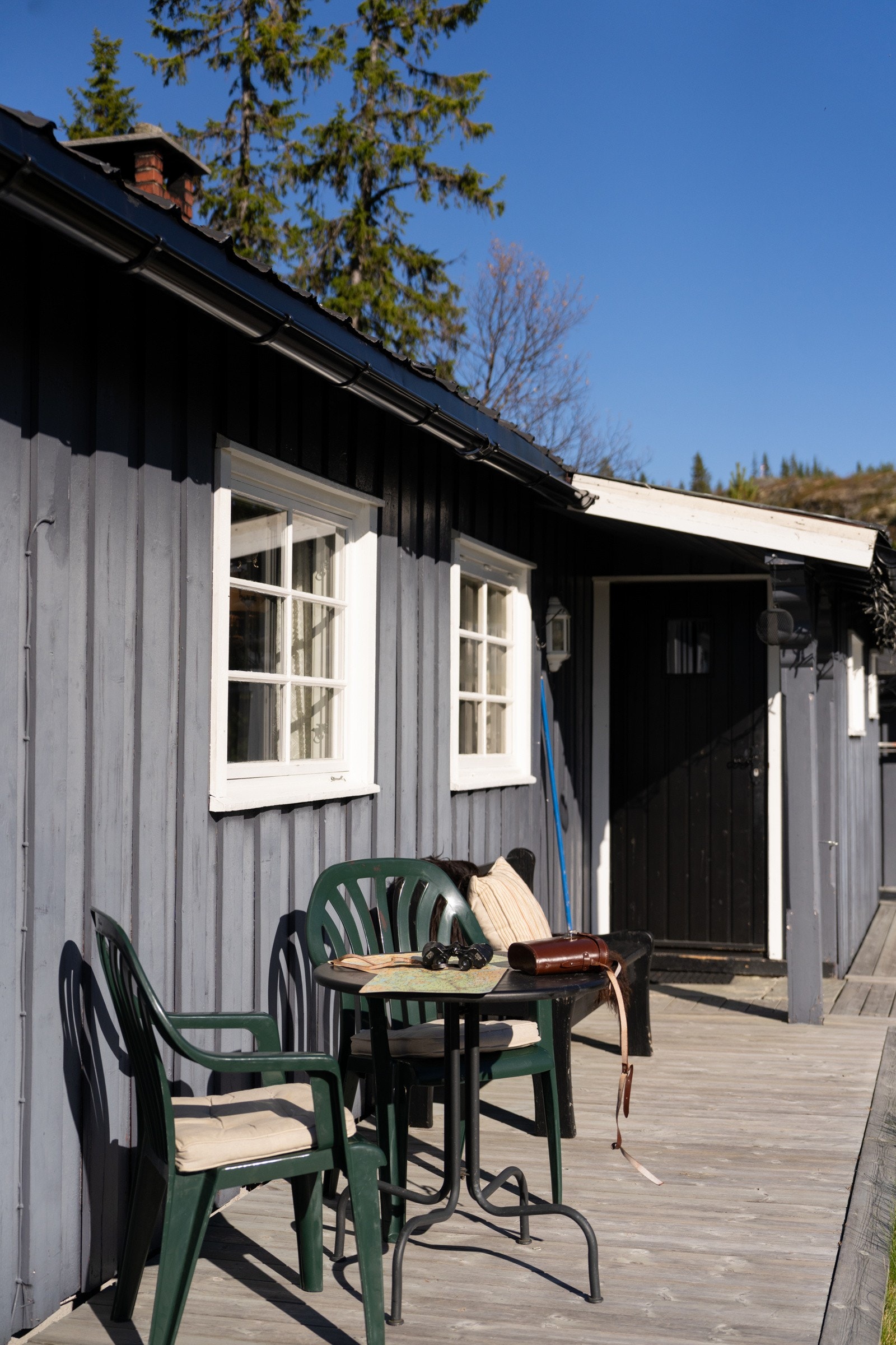 Inngangen er overbygd og utstyrt med belysning Galleribilde