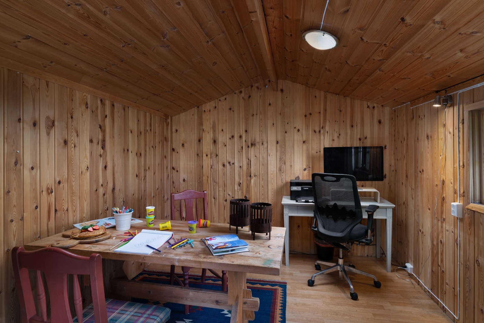 Uthuset er i dag i bruk som kontor med ekstra lagringsplass. Galleribilde